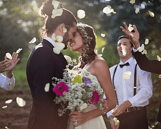 Blick von oben auf dekorierten Hochzeitstisch