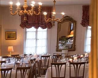 Blick in den Romantiksaal mit Deckenleuchtern und klassischem Spiegel