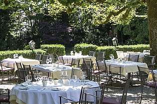 Blick in den Sternengarten mit gedeckten Tischen